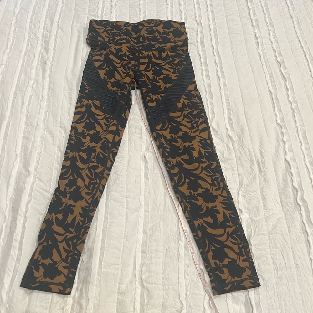 Mono B floral navy blue and tan high waisted full length leggings Size Small